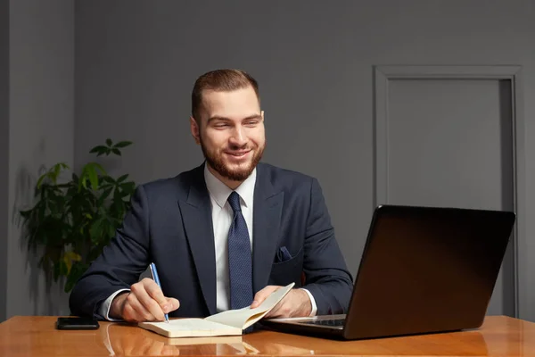 Optimistischer Gutaussehender Geschäftsmann Plant Büro Mit Laptop — Stockfoto