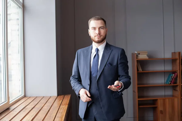 Serieuze Zakenman Met Sleutels Buurt Van Raam — Stockfoto