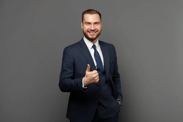 Retrato Cara Bonito Empresário Sucesso Vestindo Terno Mostrando Polegar Contra — Fotografia de Stock