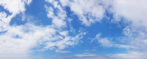 Яркое Голубое Небо Белыми Облаками — стоковое фото