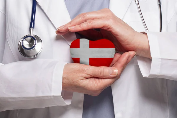 Dansk Läkare Som Håller Hjärtat Med Flagga Danmark Bakgrund Hälso — Stockfoto