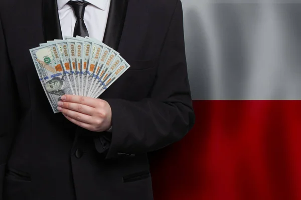 Polski Biznesmen 100 Banknotami Dolarowymi Banknoty Pieniężne Tle Flagi Polski — Zdjęcie stockowe
