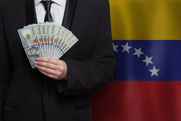 Мужская Модель Банкнотами 100 Долларов Сша Фоне Флага Венесуэлы — стоковое фото
