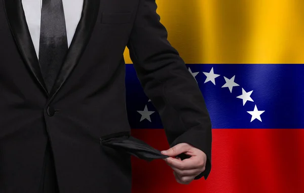 人が空のポケットを示すベネズエラの旗の背景 財政的困難 悪い経済 お金や社会問題の概念 — ストック写真