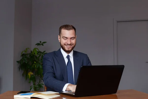 Jonge Gelukkige Zakenman Glimlachend Terwijl Hij Zijn Laptop Gebruikt Portret — Stockfoto