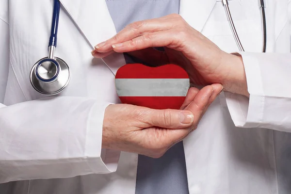 Rakouský Lékař Drží Srdce Vlajkou Rakouska Pozadí Zdravotnictví Charita Pojištění — Stock fotografie