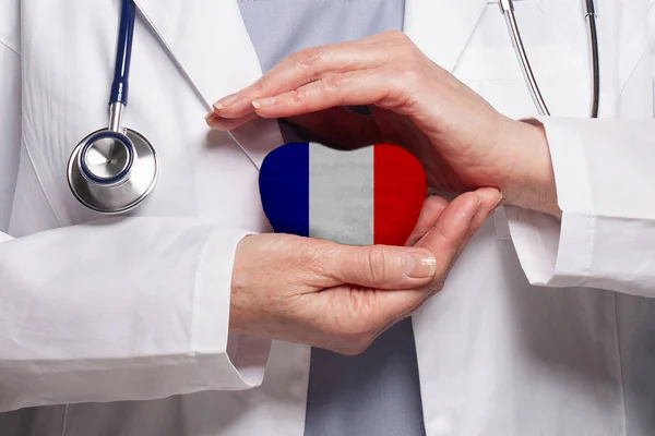 Medico Francese Che Tiene Cuore Con Bandiera Sfondo Della Francia — Foto Stock