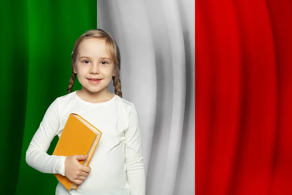 Petite Fille Souriante Avec Livre Sur Fond Drapeau Italien — Photo