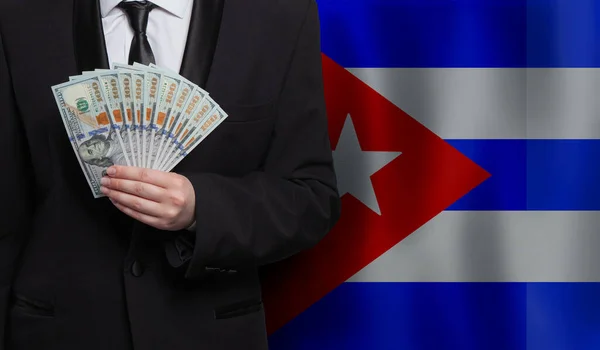 Ruční Držení 100 Dolarů Bankovky Bankovky Pozadí Vlajky Kuby — Stock fotografie