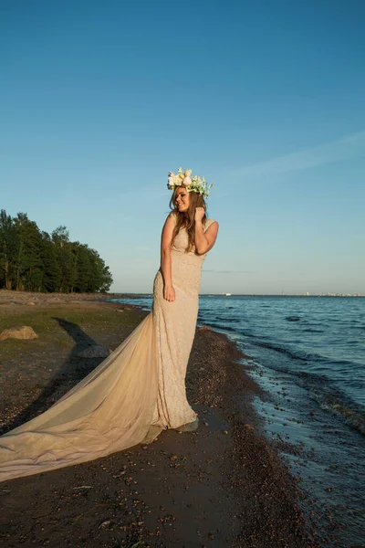Dışarıda Kumların Üzerinde Duran Güzel Elbiseli Genç Bir Kadın — Stok fotoğraf