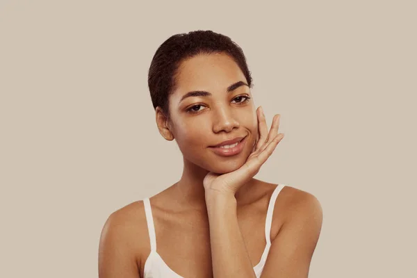 Radosna Czarna Kobieta Czystym Portretem Koncepcja Pielęgnacji Skóry Spa Leczenia — Zdjęcie stockowe