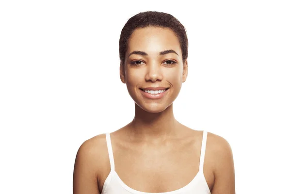 Feliz Sorrindo Jovem Mulher Negra Isolado Fundo Branco — Fotografia de Stock