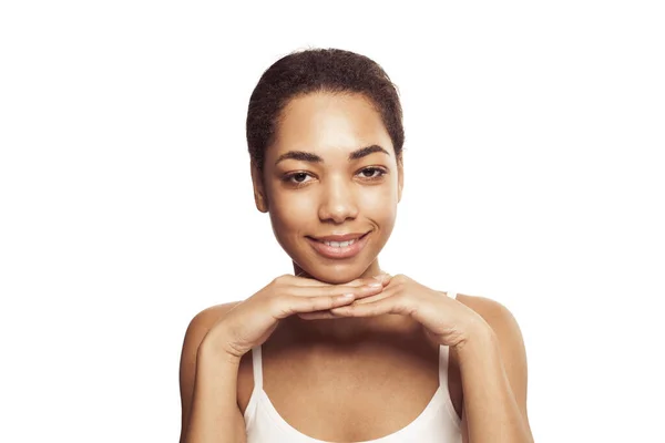 Beleza Mulher Preta Sorridente Com Pele Limpa Perfeita Retrato Maquiagem — Fotografia de Stock