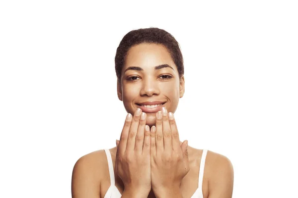 Felice Giovane Donna Nera Sorridente Isolato Sfondo Bianco — Foto Stock