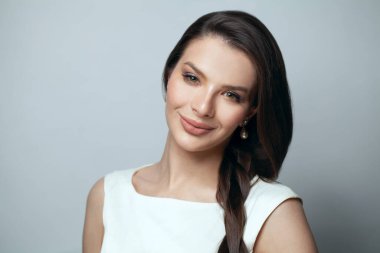 Mutlu gülümseyen genç kadın esmer portresi