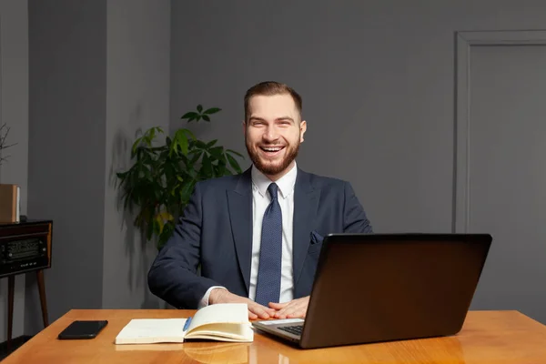 Ofiste Gülümseyen Neşeli Adamının Portresi Kameraya Bakıp Gülüyor — Stok fotoğraf