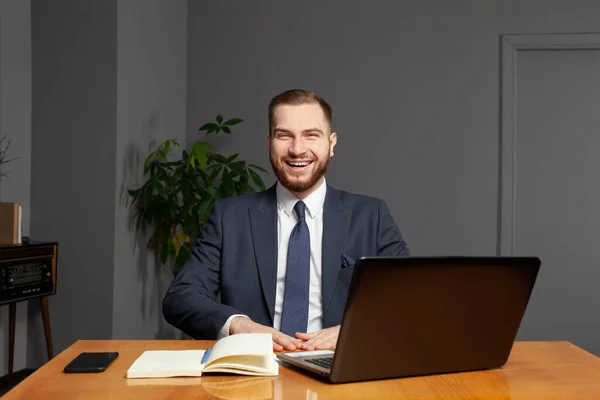 Portret Van Een Jonge Lachende Vrolijke Zakenman Het Kantoor Die — Stockfoto