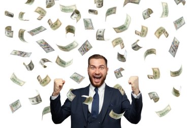 Zeki, mutlu, başarılı, genç bir iş adamı. 100 dolar nakit parayı beyaza yatırarak eğleniyor.