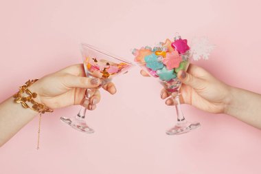 Çeneli gözlüklü Noel veya Yeni Yıl kartı konsepti ve pembe arka planda Xmas dekorasyonu