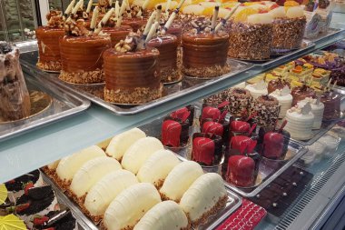 Lezzetli çeşitlilikteki pastalar üst üste. Taze renkli böğürtlen tatlısı, yemek servisi geçmişi.