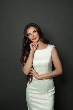 Genç esmer kadın, uzun siyah sağlıklı saçlı.