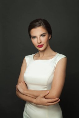 Beyaz ipeksi elbise giyen güzel, çekici kadın, mükemmel esmer portre.