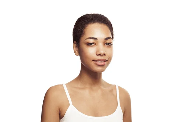 Retrato Feliz Sorrindo Jovem Mulher Negra Isolado Fundo Branco — Fotografia de Stock