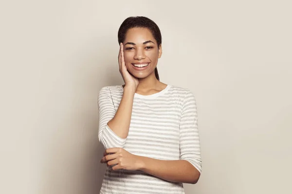 Atraente Rindo Afro Americano Jovem Mulher Sobre Branco — Fotografia de Stock