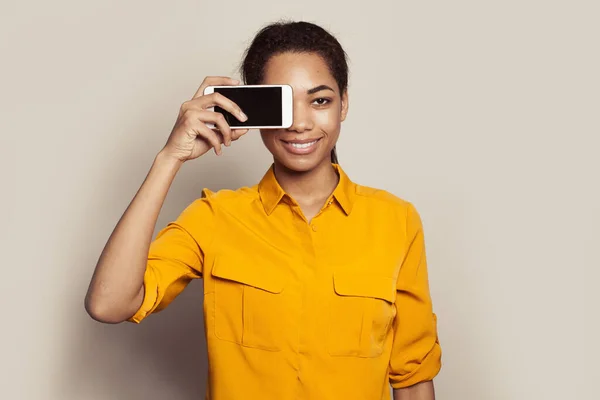 Beyaz Stüdyo Duvarına Karşı Boş Ekran Akıllı Telefonu Olan Mutlu — Stok fotoğraf