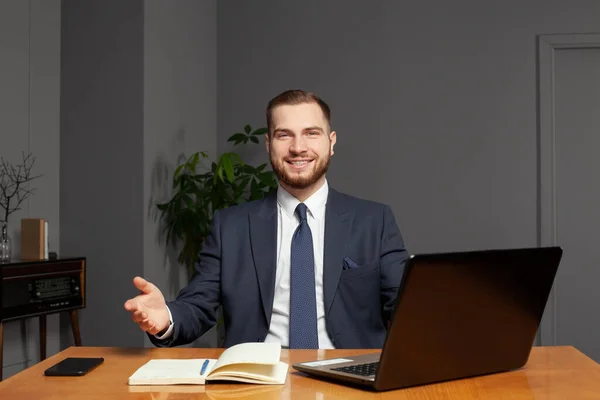 Gelukkig Zakenman Met Een Goede Dag Binnen — Stockfoto