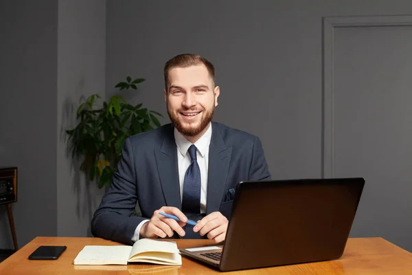 Lachende Succesvolle Zakenman Zittend Met Laptop Indoor — Stockfoto