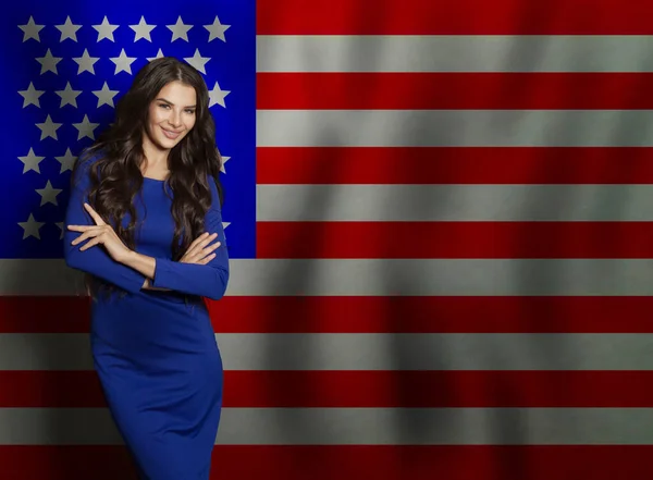 アメリカの国旗を背景にした女性 — ストック写真