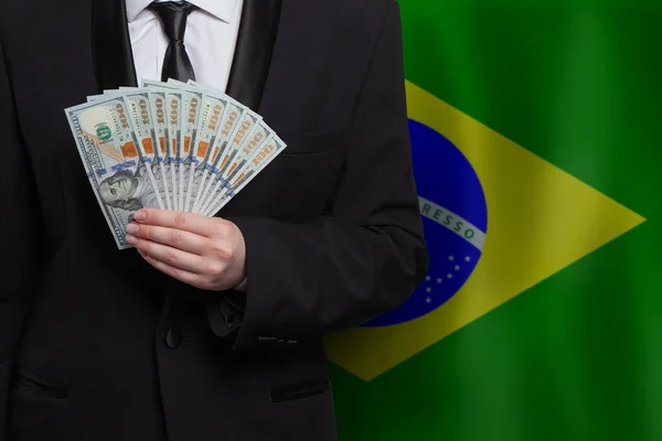 Brazylijski Biznesmen Strony 100 Dolarów Banknotów Fladze Brazylii Tle — Zdjęcie stockowe