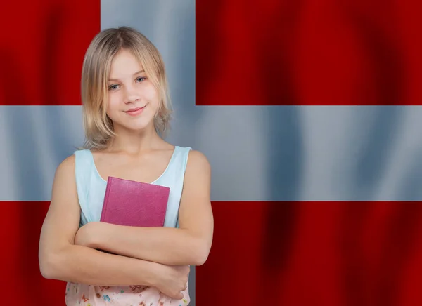 年轻的金发碧眼的姑娘 背负着丹麦国旗背景的书 丹麦的教育和学校概念 — 图库照片