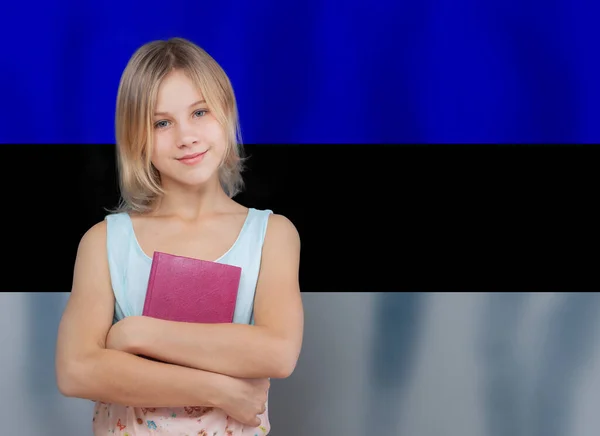 Ragazza Carina Adolescente Tenendo Libro Contro Bandiera Estone Sfondo — Foto Stock