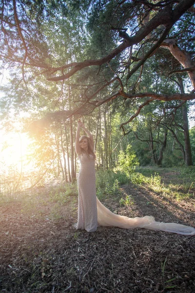 Attraktiv Kvinna Poserar Vårskogen — Stockfoto