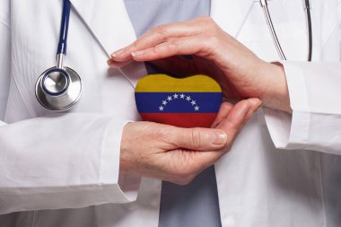 Venezuelalı doktor, Venezuela kökenli bir kalp taşıyor. Sağlık, yardım, sigorta ve tıp konsepti