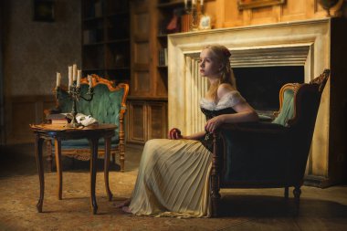 Eski moda iç mekanlarda genç ve güzel bir kadının portresi.