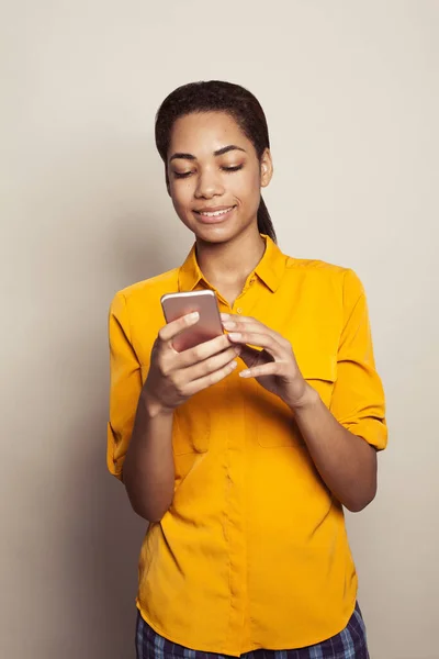 Fröhliche Schwarze Frau Lässigem Gelben Hemd Mit Smartphone Vor Weißem — Stockfoto