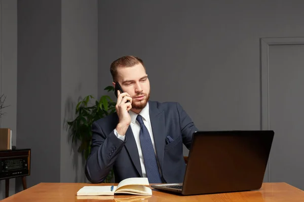 Mann Arbeitet Mit Smartphone Und Laptop Büro — Stockfoto