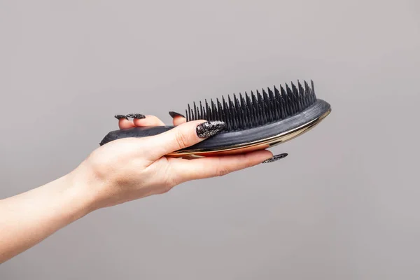 Haarbürste Weiblicher Hand Auf Grauem Hintergrund — Stockfoto