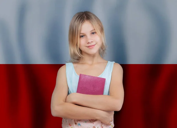 Schöne Lächelnde Teenie Mädchen Mit Buch Vor Flagge Von Polen — Stockfoto