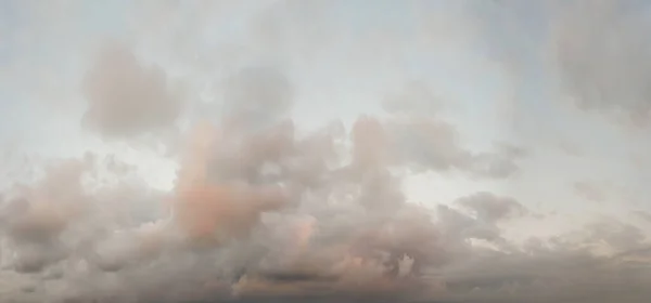 Céu Nublado Antes Trovoada Com Nuvens Cor Vermelha Cinza Fundo — Fotografia de Stock