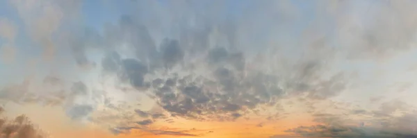 Fundo Colorido Paisagem Nublada Dramática Céu Nascer Sol Com Nuvens — Fotografia de Stock