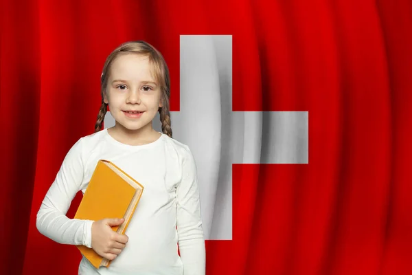 スイスの国旗を背景にした女子高生 スイスの教育と学校のコンセプト — ストック写真