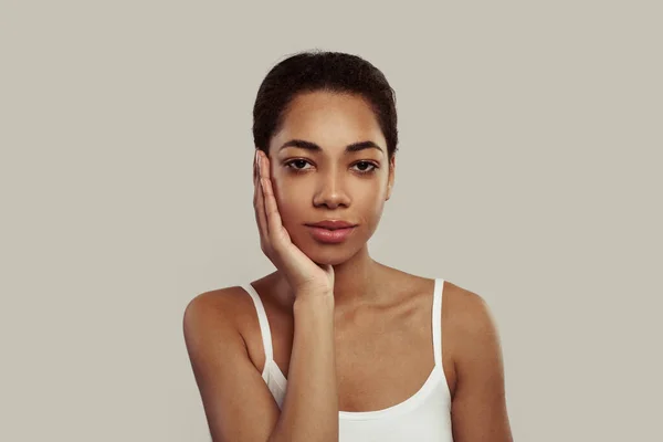 Portret Van Een Aantrekkelijke Jonge Vrouw Een Witte Achtergrond Mooi — Stockfoto