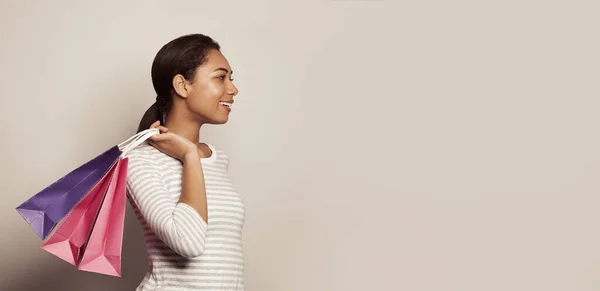 Leuke Zwarte Vrouw Met Boodschappentassen Tegen Een Witte Banner Achtergrond — Stockfoto