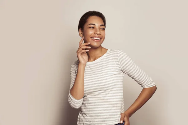 Feliz Sorrindo Jovem Mulher Negra Fundo Estúdio Branco Modelo Moda — Fotografia de Stock