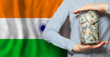 Hindistan 'da iş, tasarruf ve para değişimi. Hindistan bayrağına karşı cam kavanozda Amerikan doları.