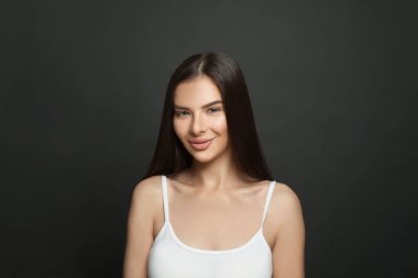 Kameraya bakarak ve gülümseyen çekici kadın